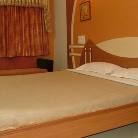 Dwaraka Residency Hotel Kākināda Екстериор снимка