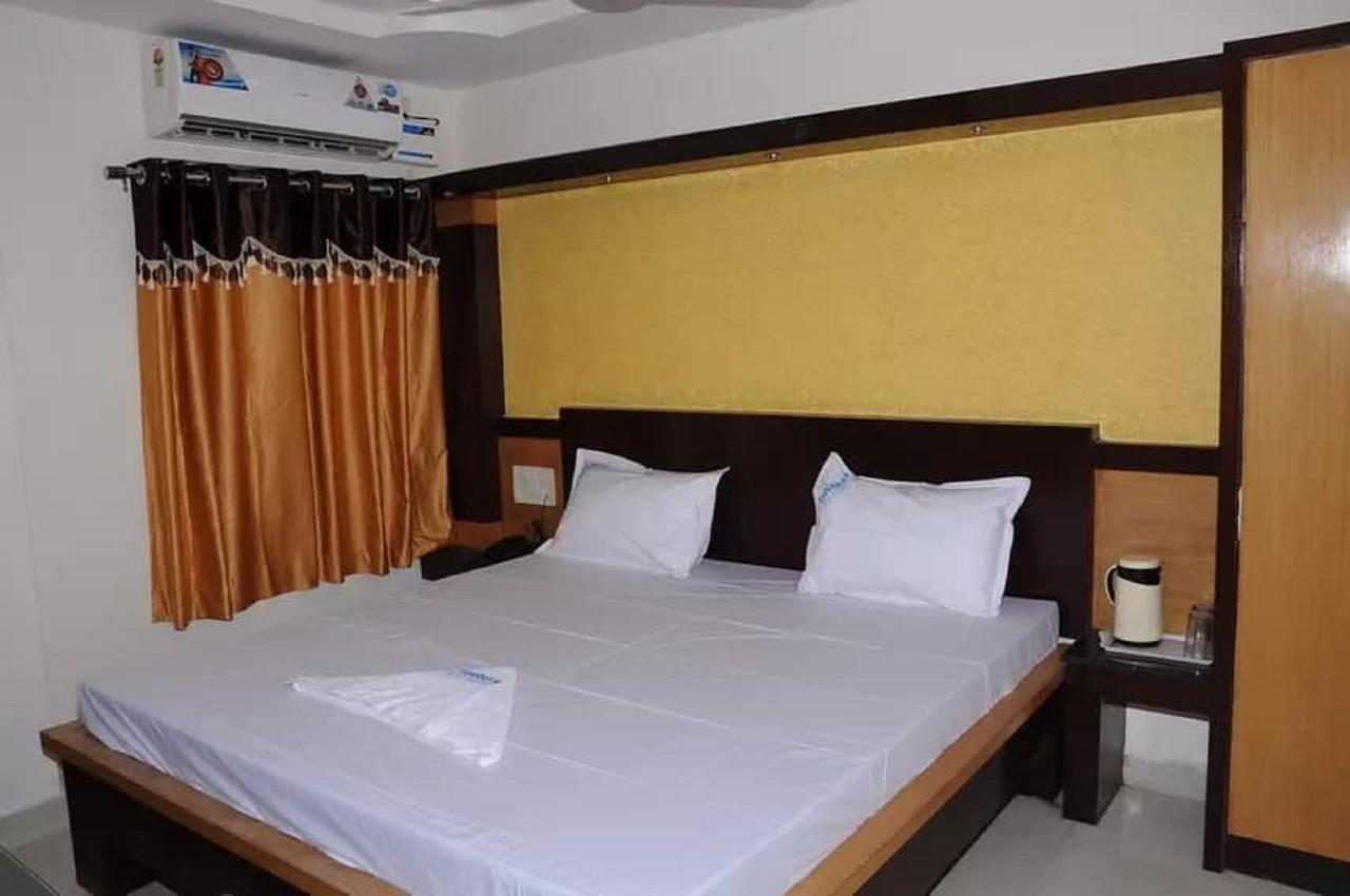 Dwaraka Residency Hotel Kākināda Екстериор снимка