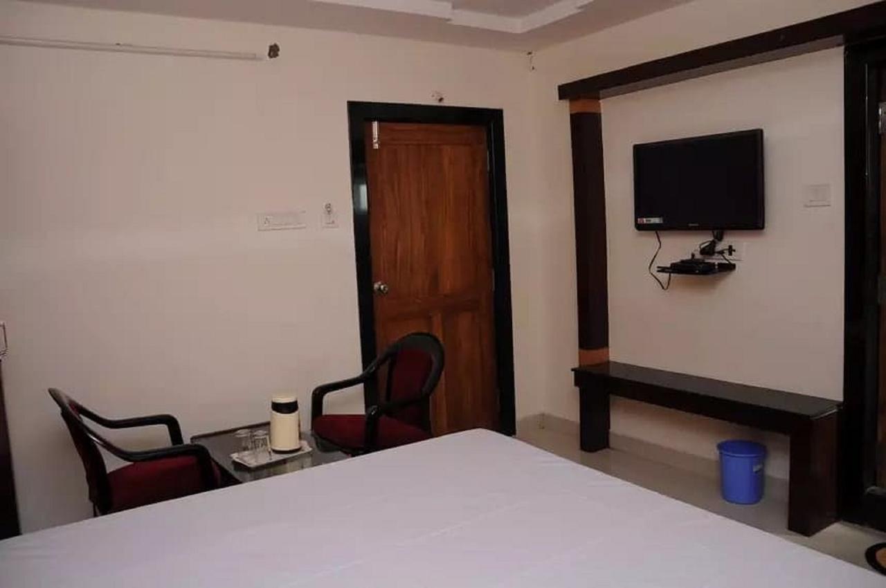 Dwaraka Residency Hotel Kākināda Екстериор снимка
