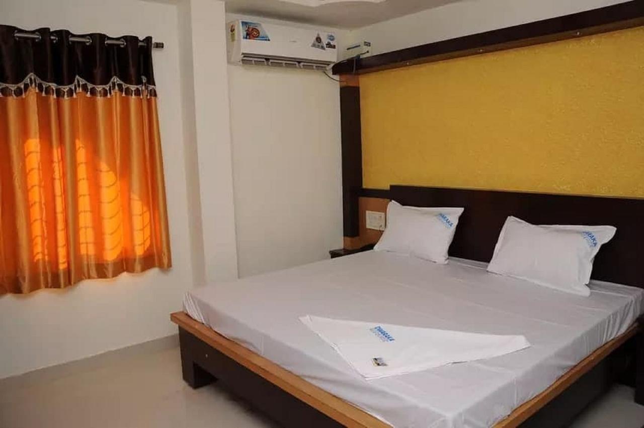 Dwaraka Residency Hotel Kākināda Екстериор снимка