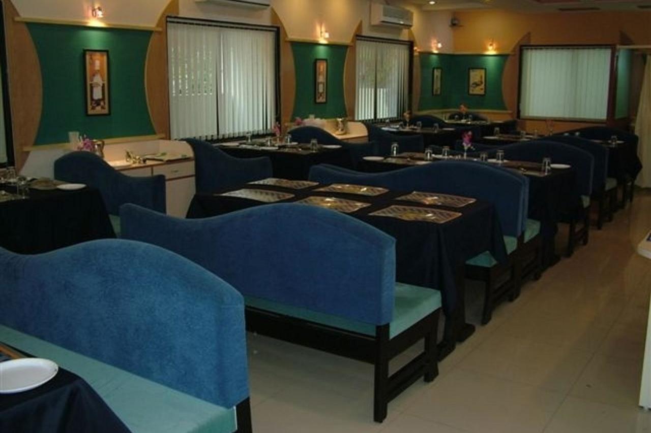 Dwaraka Residency Hotel Kākināda Екстериор снимка