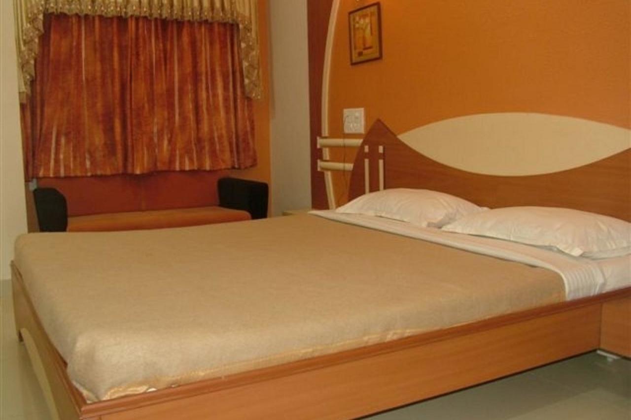 Dwaraka Residency Hotel Kākināda Екстериор снимка